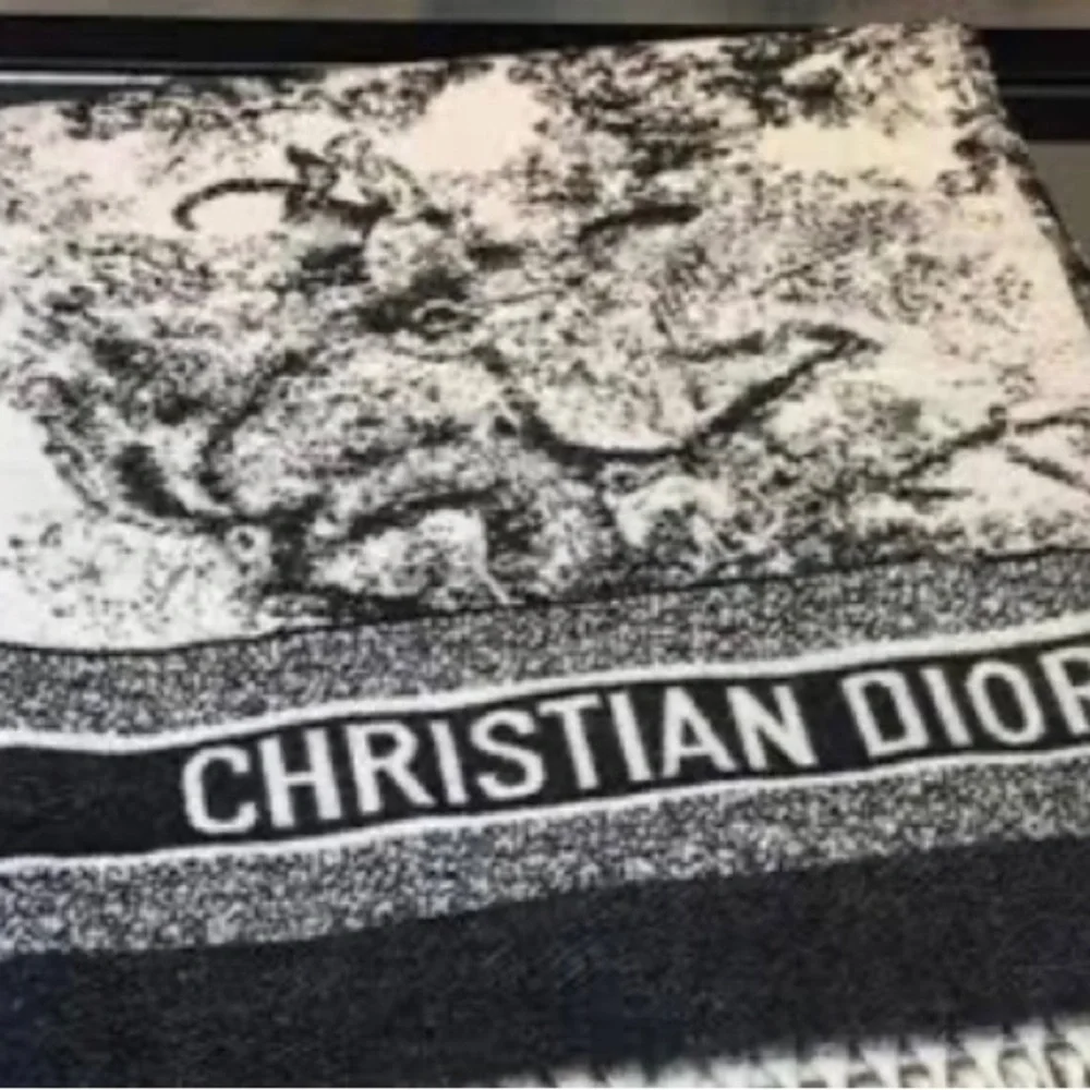 Authentic DIOR CASHMERE SHAWL - Picture 5 of 7